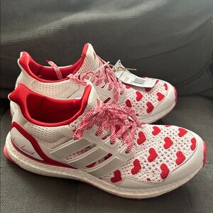 Adidas ultraboost 1.0 Valentine’s Day edition Red and White hearts 💕 9.5 NWT